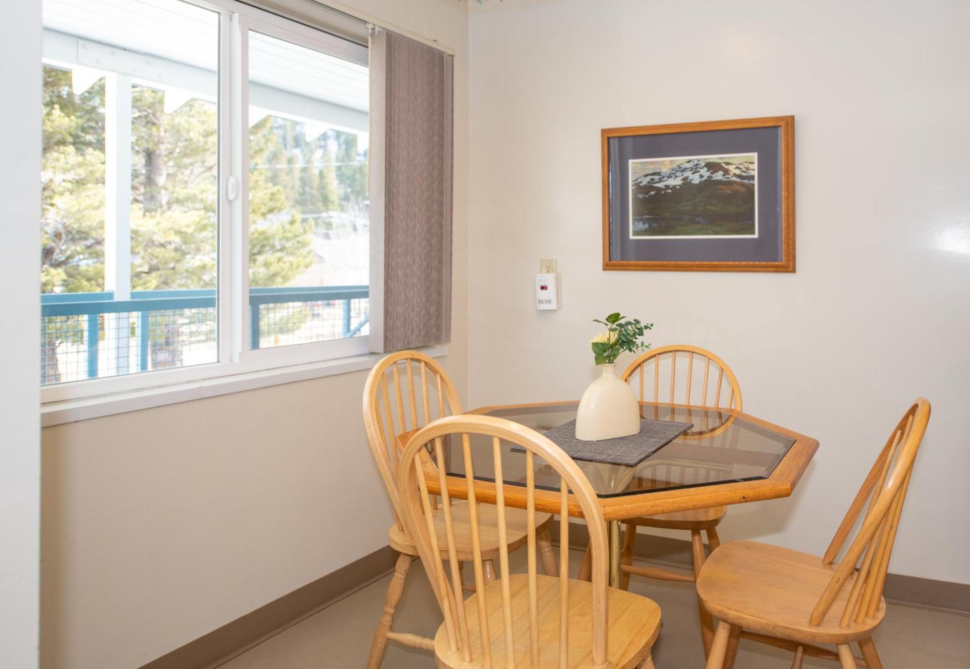 Gull Lake Lodge June Lake Room photo